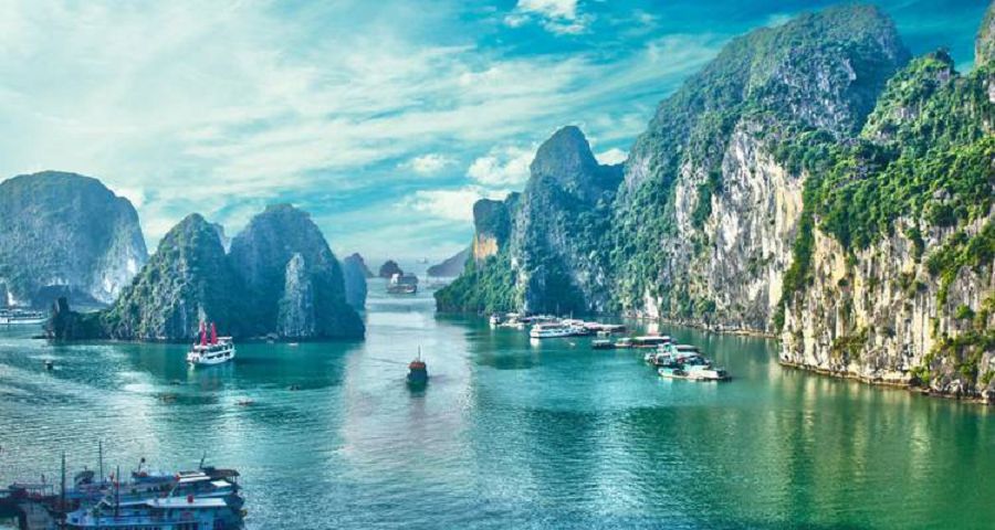 Vịnh Hạ Long ở Việt Nam - một trong những kỳ quan thiên nhiên vĩ đại của thế giới