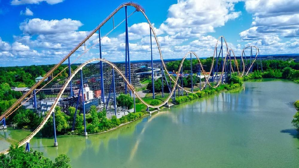 Wonderland a land or place full of wonderful things of Hong Kong, Singapore, USA, Russians have entered a French version of in Canada, ( Canada's Wonderland )